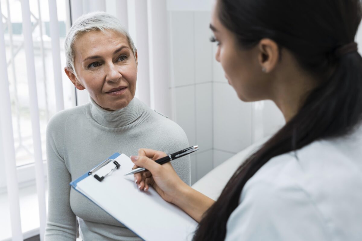 Doctora hablando con paciente